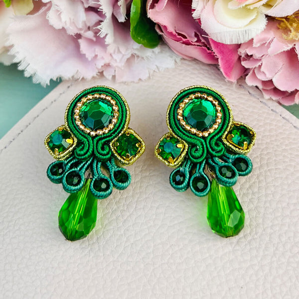 Wunderschöne kleine Soutache Ohrstecker in Dunkelgrün