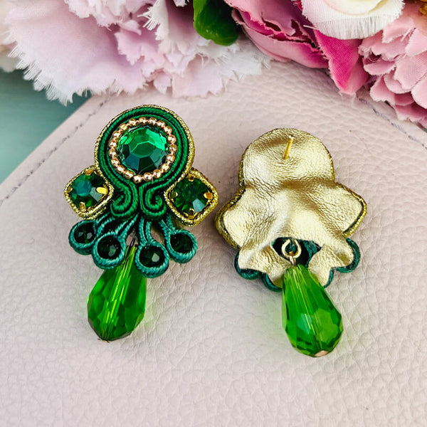 Wunderschöne kleine Soutache Ohrstecker in Dunkelgrün