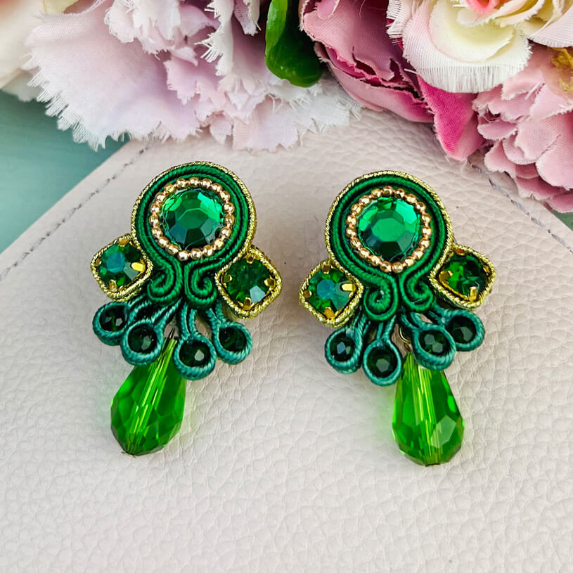 Wunderschöne kleine Soutache Ohrstecker in Dunkelgrün