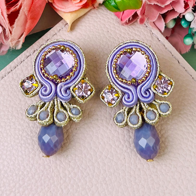 Kleine zarte Soutache-Ohrringe in Flieder