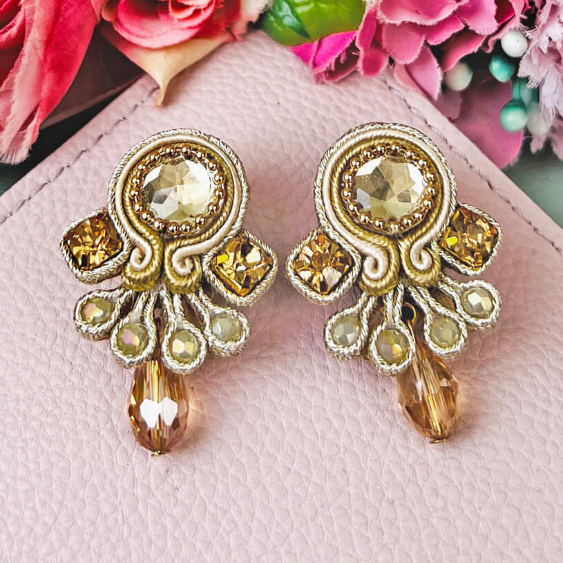 Kleine elegante Soutache-Ohrringe in Gold und Champagner