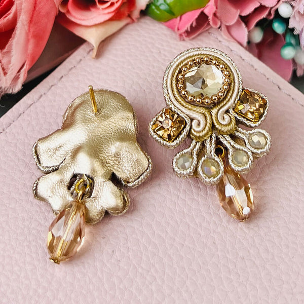 Kleine elegante Soutache-Ohrringe in Gold und Champagner
