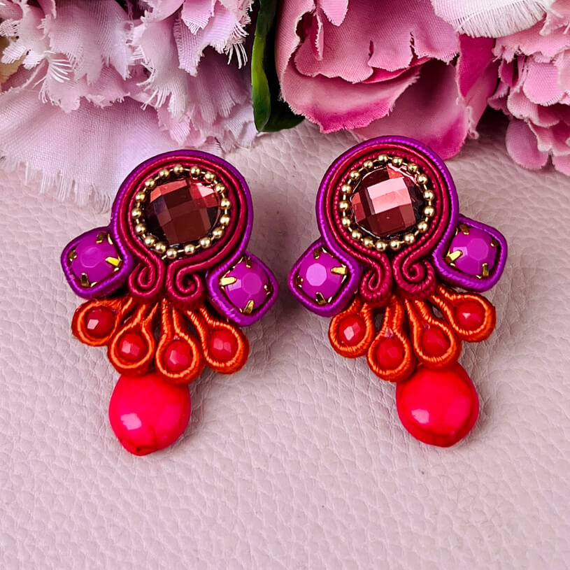 Farbenfrohe Statement-Ohrringe in Pink und Orange