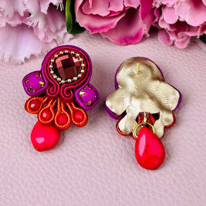 Farbenfrohe Statement-Ohrringe in Pink und Orange