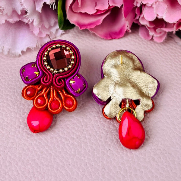 Farbenfrohe Statement-Ohrringe in Pink und Orange