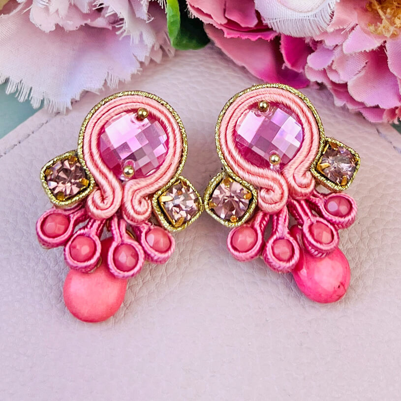 Wunderschöne kleine Soutache Ohrstecker in Gold und Rosa