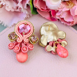 Wunderschöne kleine Soutache Ohrstecker in Gold und Rosa