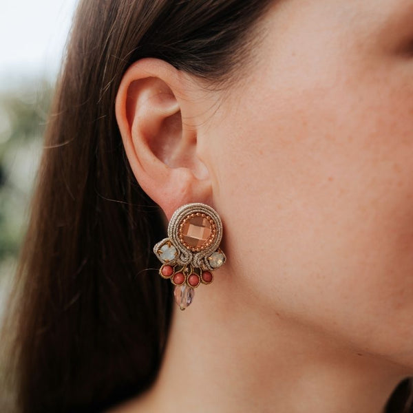 Wunderschöne kleine Soutache Ohrstecker in Gold, Rosa und Lachsfarben mit funkelnden Tropfen