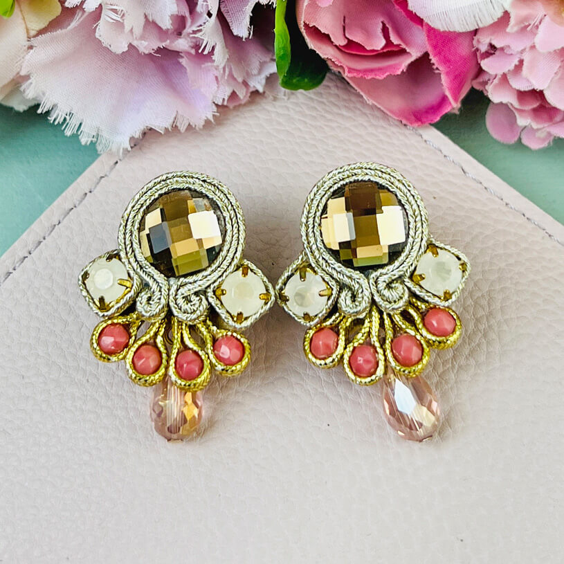 Wunderschöne kleine Soutache Ohrstecker in Gold, Rosa und Lachsfarben mit funkelnden Tropfen