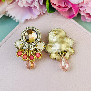 Wunderschöne kleine Soutache Ohrstecker in Gold, Rosa und Lachsfarben mit funkelnden Tropfen