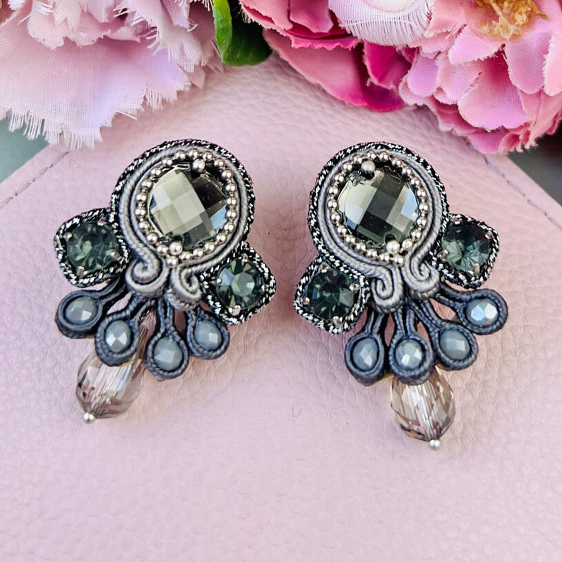 Funkelnde Soutache-Ohrstecker in Silber