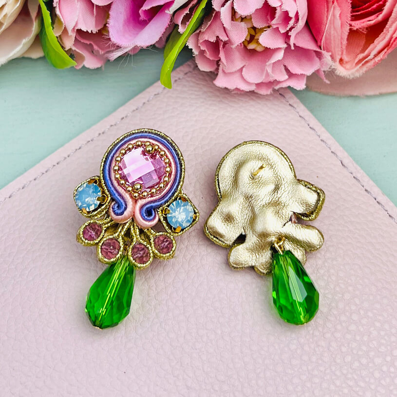 Farbenfrohe Statement-Ohrringe in pastelligem Rosa, Flieder und Grün