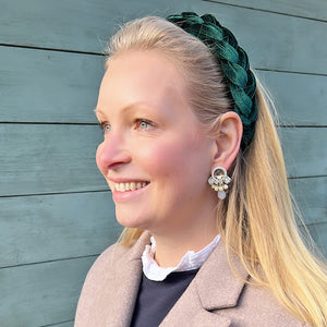 Hübsche kleine Soutache-Ohrringe mit goldfarbenen Bändern und schimmernden Steinen und Tropfe