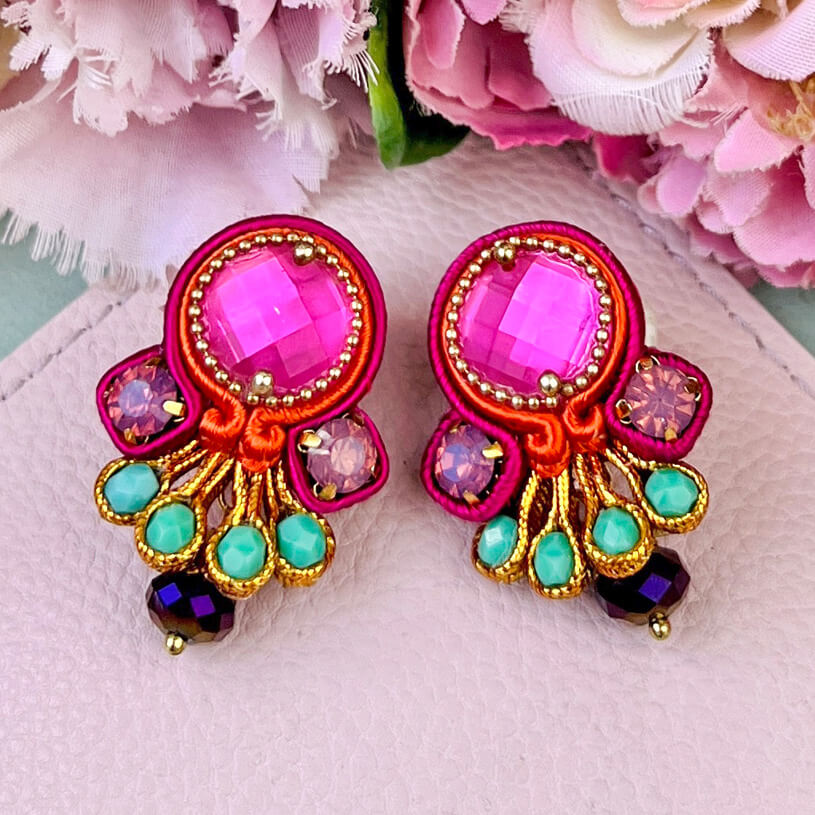 Farbenfrohe Statement-Ohrringe in Pink, Türkis und Violett