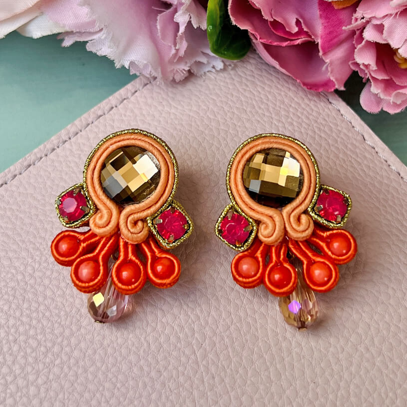 Farbenfrohe Statement-Ohrringe in Orange und Champagner