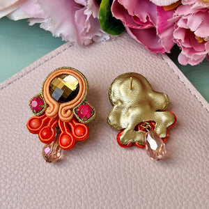 Farbenfrohe Statement-Ohrringe in Orange und Champagner