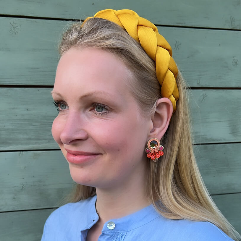 Farbenfrohe Statement-Ohrringe in Orange und Champagner