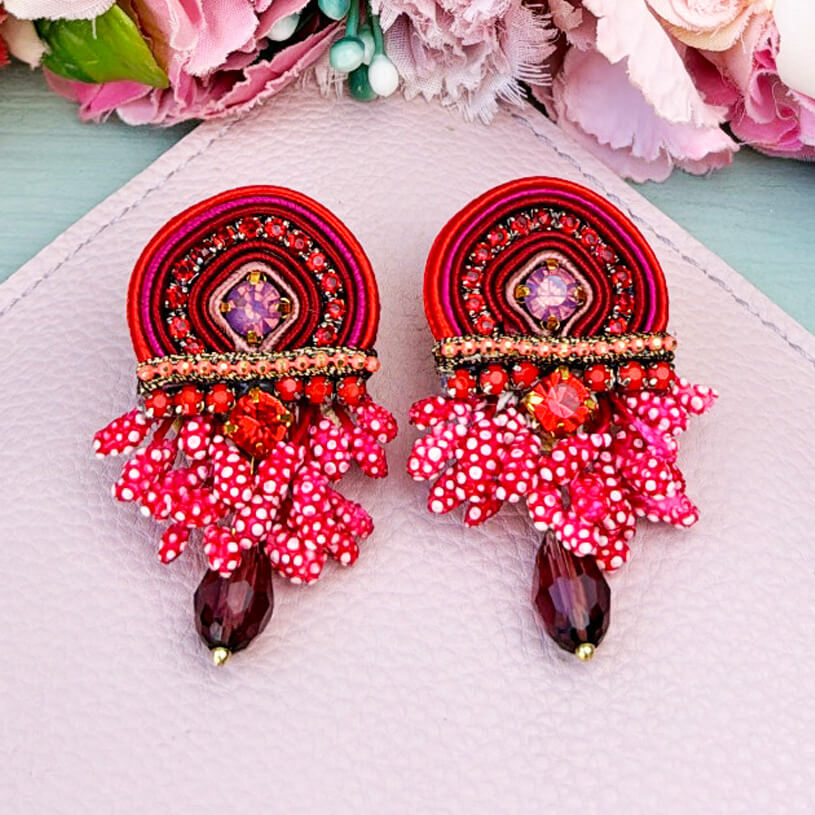 Extravagante Soutache-Ohrstecker in Pink und Rot