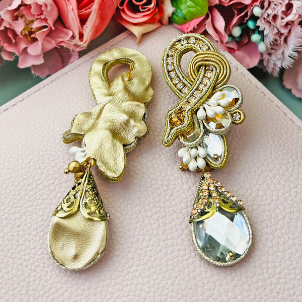 Exotische Soutache-Ohrringe in Kristall, Weiß und Gold