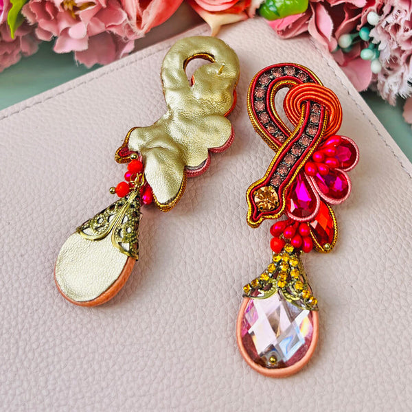 Exotische Soutache-Ohrringe in Pink und Gold