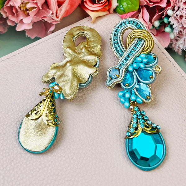 Exotische Soutache-Ohrringe in Hellblautönen mit Gold