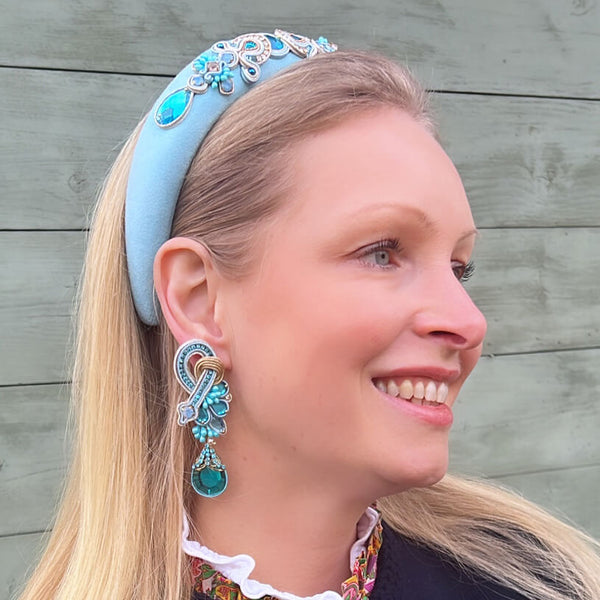 Exotische Soutache-Ohrringe in Hellblautönen mit Gold