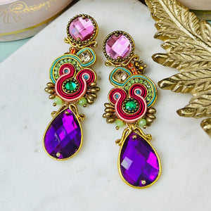 Rosafarbene Soutache Ohrstecker mit seidigen Bändern in Gold und funkelnden Tropfen in Violett