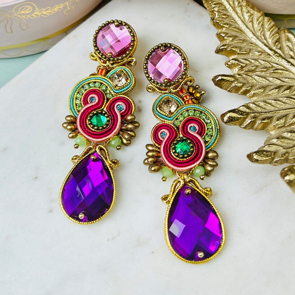 Rosafarbene Soutache Ohrstecker mit seidigen Bändern in Gold und funkelnden Tropfen in Violett