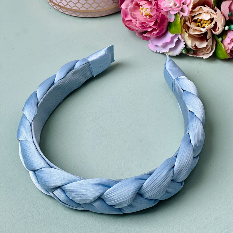 Breiter geflochtener Satin-Haarreif in zartem Hellblau