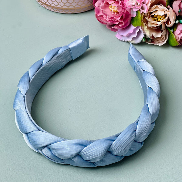 Breiter geflochtener Satin-Haarreif in zartem Hellblau