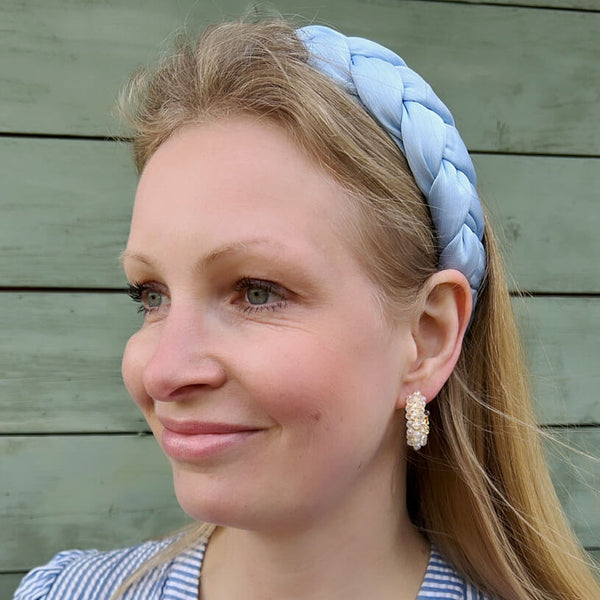 Breiter geflochtener Satin-Haarreif in zartem Hellblau