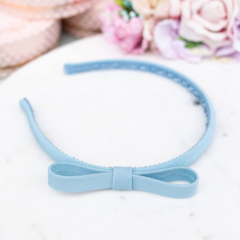 Schmaler hellblauer Satin-Haarreif mit Schleife