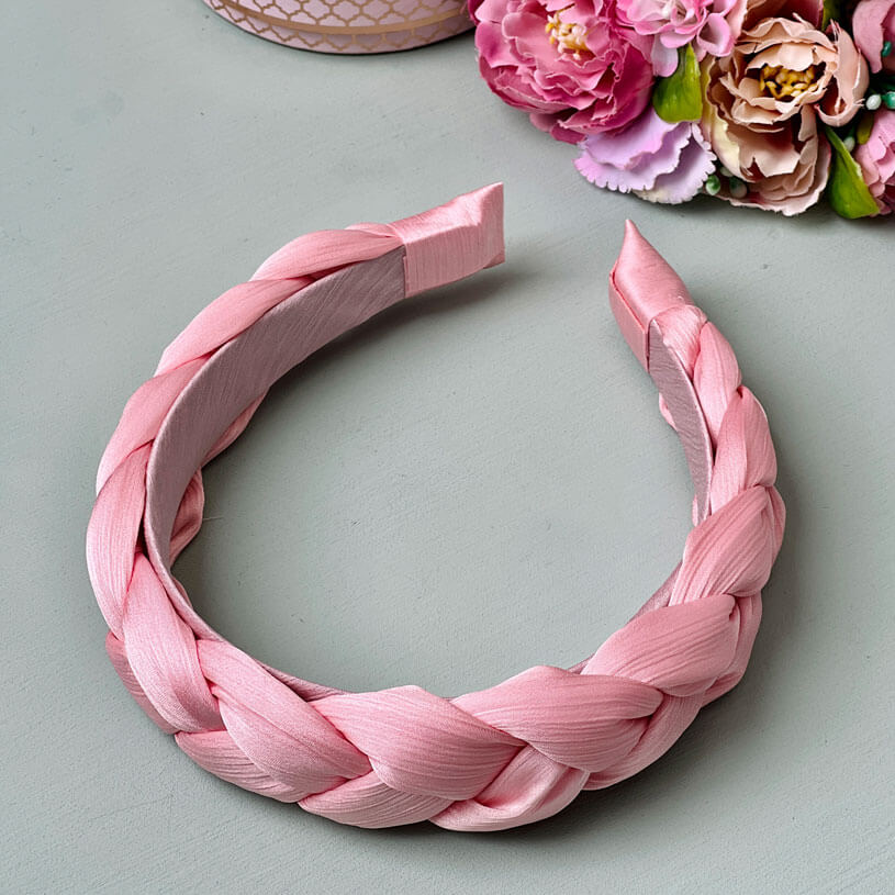 Breiter geflochtener Satin-Haarreif in zartem Rosa