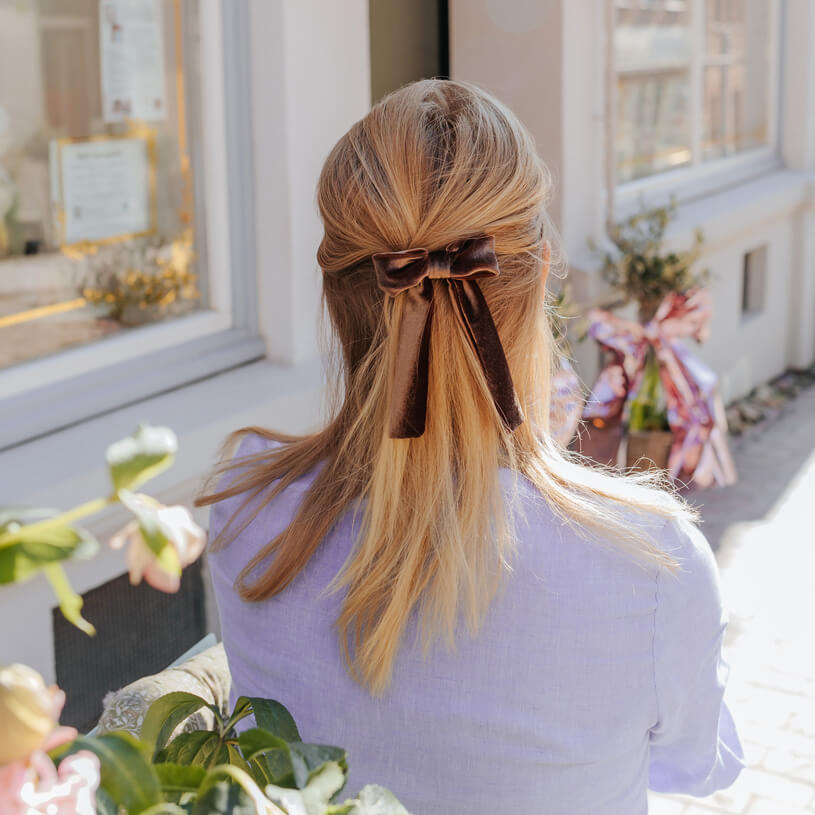 Braune Samt-Schleife als Haarspange
