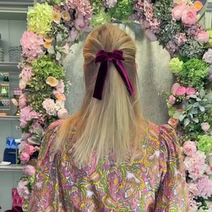 Dunkelrote Samt-Schleife als Haarspange