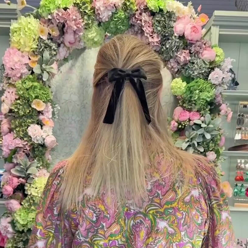 Ovilfarbene Samt-Schleife als Haarspange