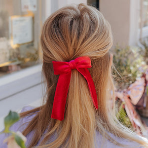 Pinke Samt-Schleife als Haarspange