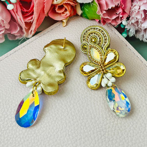Trendige Soutache-Ohrringe in funkelnden Goldtönen