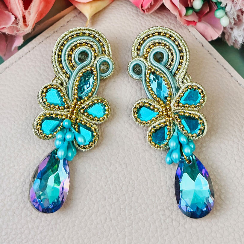 Trendige Soutache-Ohrringe in Hellblautönen mit Gold