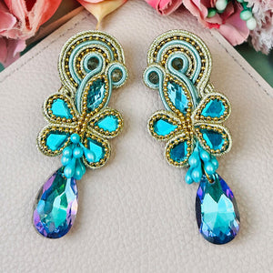 Trendige Soutache-Ohrringe in Hellblautönen mit Gold