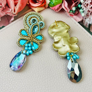 Trendige Soutache-Ohrringe in Hellblautönen mit Gold