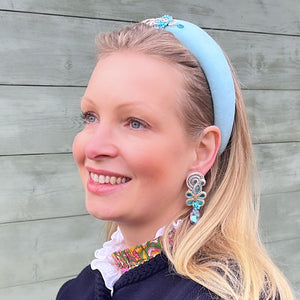 Trendige Soutache-Ohrringe in Hellblautönen mit Gold