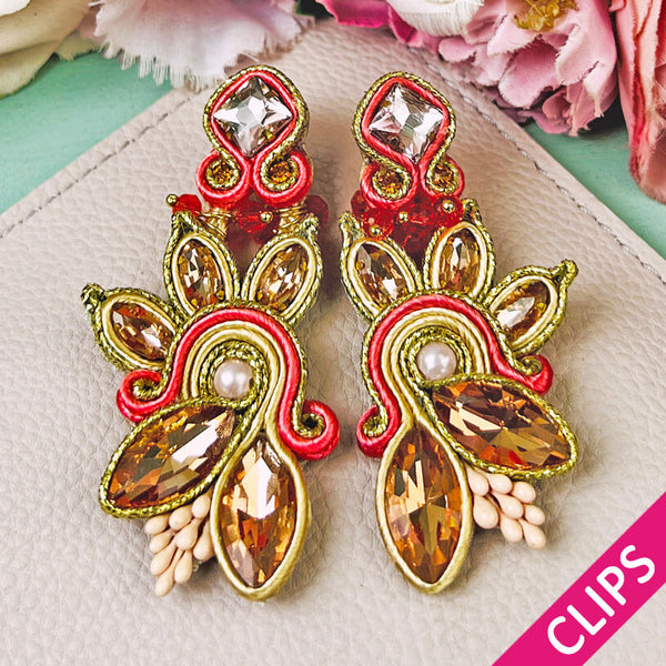 Extravagante Soutache-Ohrclips in Gold und koralligem Pink