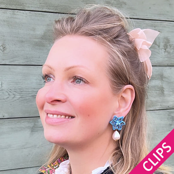 Süße Blumen-Soutache-Ohrclips in Blau mit kleinen Baumwolltropfen