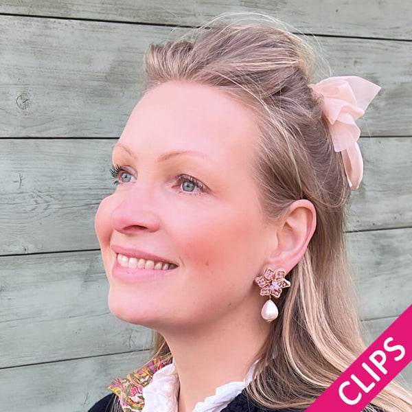 Süße Blumen-Soutache-Ohrclips in Beige und Rosa mit kleinen Baumwolltropfen