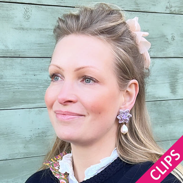 Süße Blumen-Soutache-Ohrclips in Flieder mit kleinen Baumwolltropfen