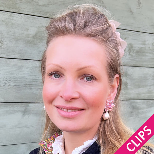 Süße Blumen-Soutache-Ohrclips in Rosé mit kleinen Baumwolltropfen