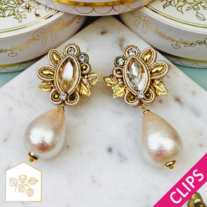 Raffinierte Soutache-Ohrclips in Gold und Champagner mit Baumwolltropfen
