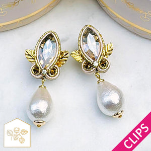 Kleine Soutache-Ohrclips in Gold und Champagner mit Baumwolltropfen
