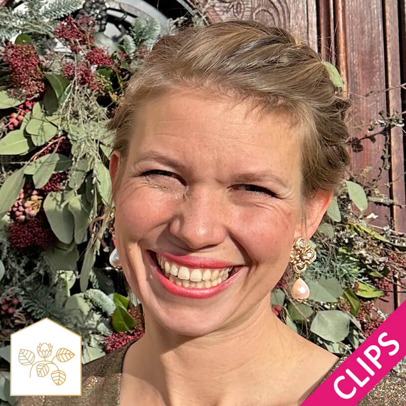 Blüten-Soutache-Ohrclips in Gold und Champagner mit Baumwolltropfen